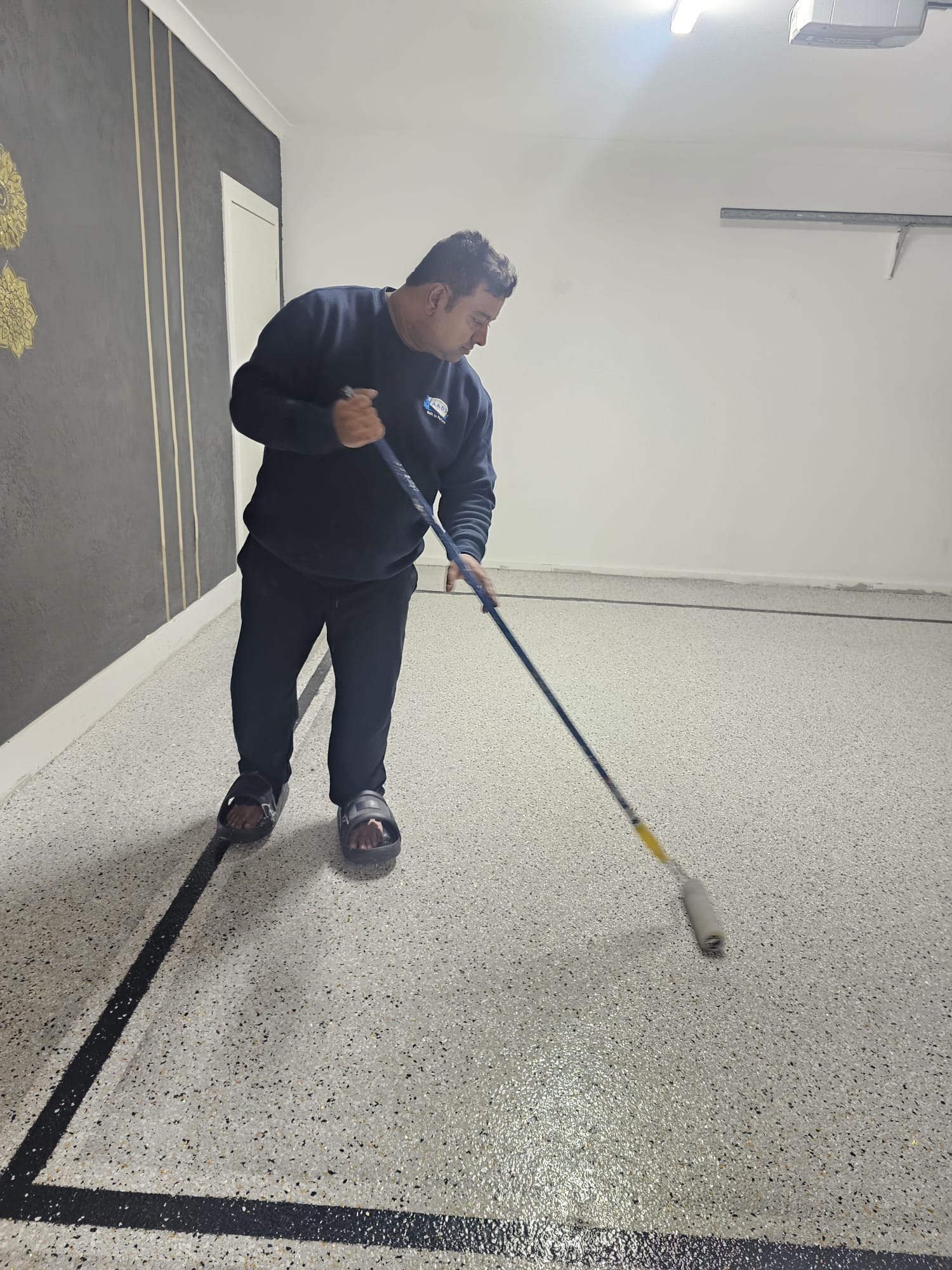 Flake epoxy flooring application by Daisy Epoxy